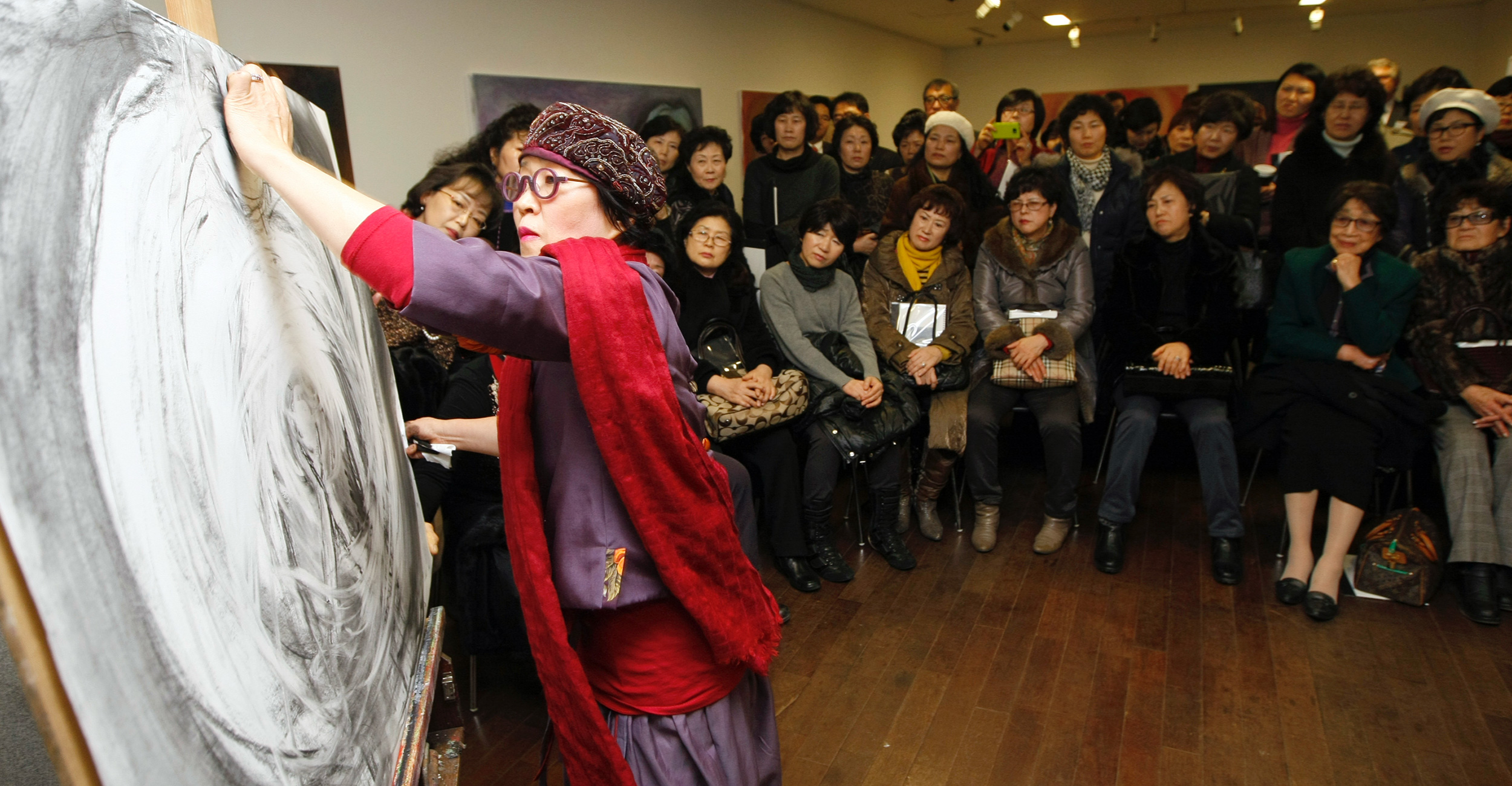 Posoon Park Sung live drawing in Seoul at an exhibition opening